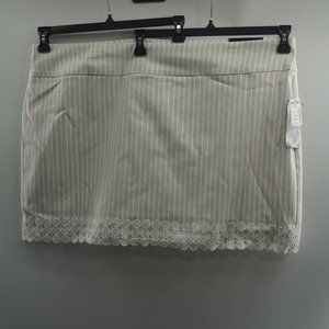 Attyre Woman Ivory Vertical Striped Skort /22W